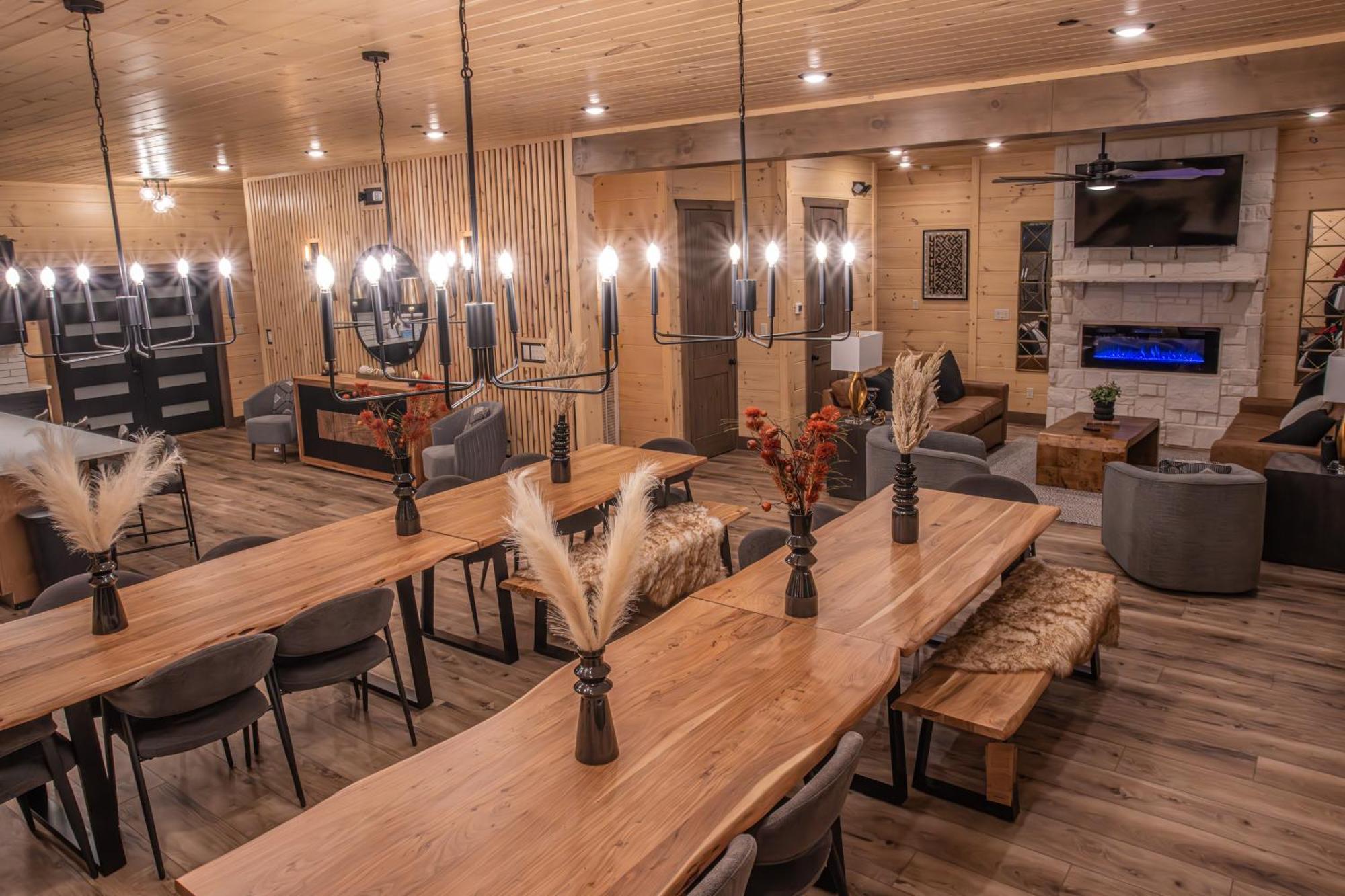 Luxury 12-Bedroom Cabin With Indoor Pool, Hot Tub & Movie Theater, Sleeps 36 세비어빌 외부 사진