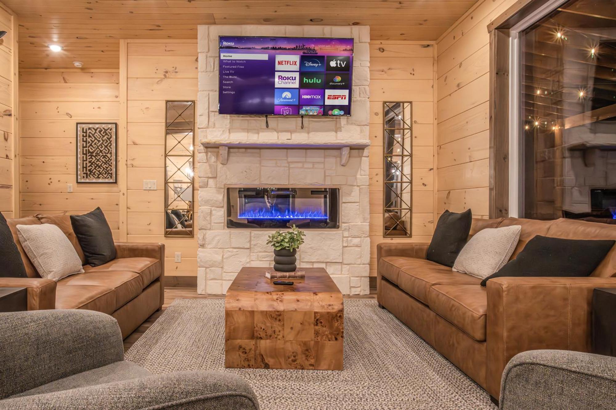 Luxury 12-Bedroom Cabin With Indoor Pool, Hot Tub & Movie Theater, Sleeps 36 세비어빌 외부 사진