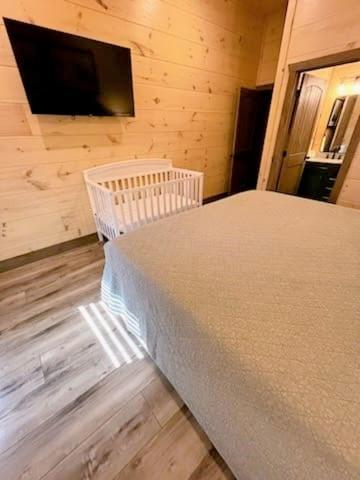 Luxury 12-Bedroom Cabin With Indoor Pool, Hot Tub & Movie Theater, Sleeps 36 세비어빌 외부 사진