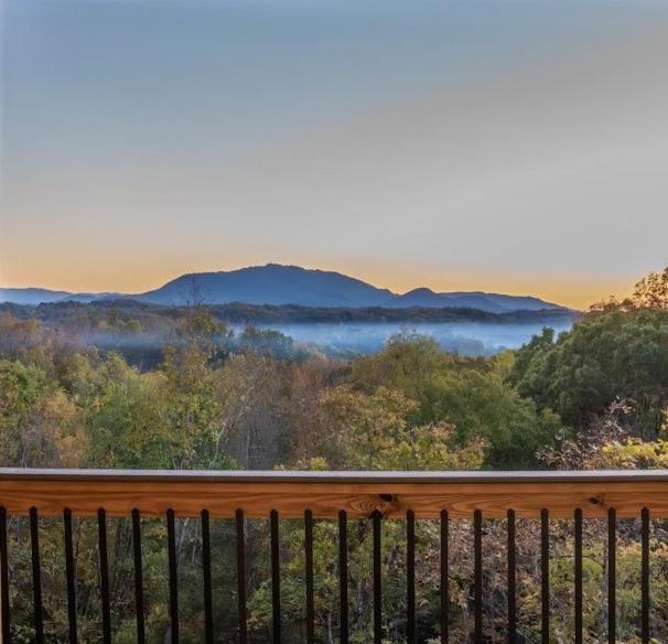 Luxury 12-Bedroom Cabin With Indoor Pool, Hot Tub & Movie Theater, Sleeps 36 세비어빌 외부 사진
